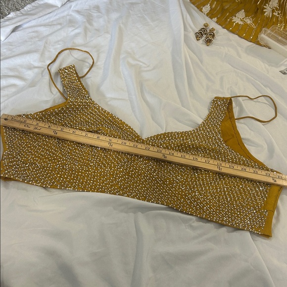 Lehenga charnyia choli yellow white gold. Net Duppatta
Pearls, sequins size L - Picture 8 of 17